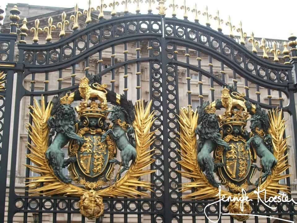 main gates of buckingham palace.